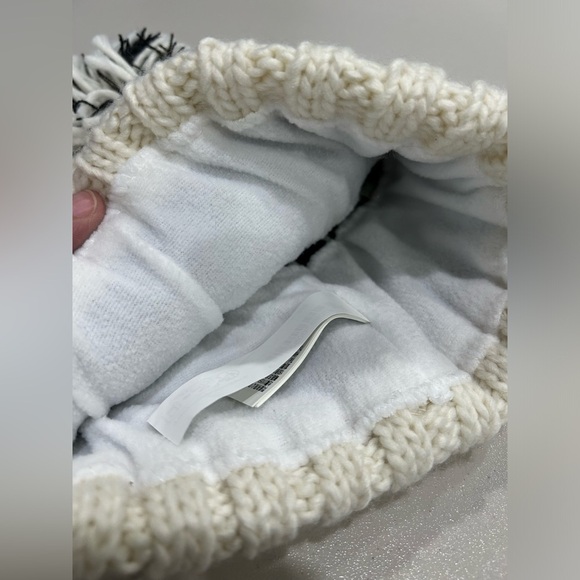 Roxy Women's Tonic Beanie Hat Egret White Pom Fleece Lined Band NWT - Picture 3 of 7